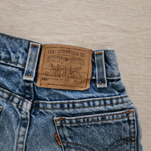 Load image into Gallery viewer, Vintage Levi&#39;s 550 Fit Cutoff Shorts Orange Tab 4t fit/5t SLIM
