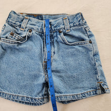 Load image into Gallery viewer, Vintage Levi&#39;s Jean Shorts kids 6
