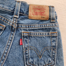 Load image into Gallery viewer, Vintage Levi&#39;s Jean Shorts 3t
