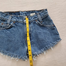 Load image into Gallery viewer, Vintage Levi&#39;s 550 Fit Cutoff Shorts Orange Tab kids 9
