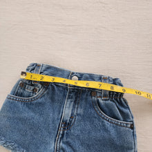Load image into Gallery viewer, Vintage Levi&#39;s Cutoff Jean Shorts 2t
