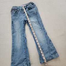 Load image into Gallery viewer, Y2k Jeans Rhinestone Flared Jeans 4t
