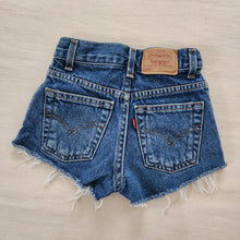 Load image into Gallery viewer, Vintage Levi&#39;s 550 Fit Cutoff Jean Shorts kids 6
