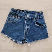 Load image into Gallery viewer, Vintage Levi&#39;s 550 Fit Cutoff Jean Shorts kids 6
