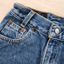 Load image into Gallery viewer, Vintage Levi&#39;s 550 Fit Cutoff Jean Shorts kids 6
