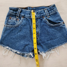 Load image into Gallery viewer, Vintage Levi&#39;s 550 Fit Cutoff Jean Shorts kids 6
