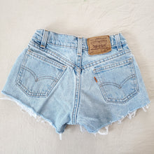 Load image into Gallery viewer, Vintage Levi&#39;s 560 Fit Cutoff Jean Shorts Orange Tab kids 8
