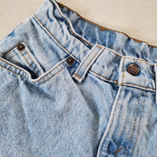 Load image into Gallery viewer, Vintage Levi&#39;s 560 Fit Cutoff Jean Shorts Orange Tab kids 8
