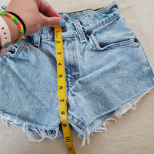 Load image into Gallery viewer, Vintage Levi&#39;s 560 Fit Cutoff Jean Shorts Orange Tab kids 8
