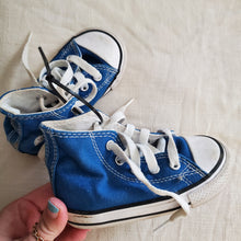 Load image into Gallery viewer, Converse Blue Hightop Shoes toddler 6
