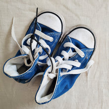 Load image into Gallery viewer, Converse Blue Hightop Shoes toddler 6
