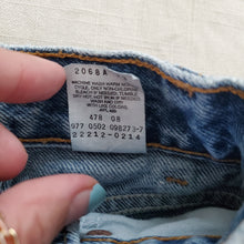 Load image into Gallery viewer, Vintage Levi&#39;s 550 Fit Jeans 2t SLIM
