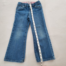 Load image into Gallery viewer, Y2k Levi&#39;s Flared Jeans 4t
