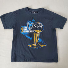 Load image into Gallery viewer, 2011 Dallas Mavs Championship Roster Tee 5t/6
