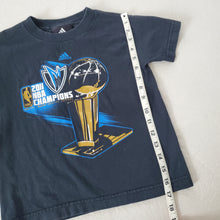 Load image into Gallery viewer, 2011 Dallas Mavs Championship Roster Tee 5t/6
