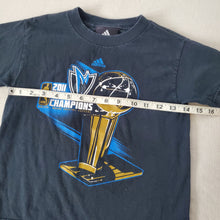 Load image into Gallery viewer, 2011 Dallas Mavs Championship Roster Tee 5t/6
