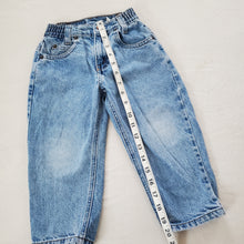 Load image into Gallery viewer, Vintage Levi's 566 Fit Jeans Orange Tab 4t
