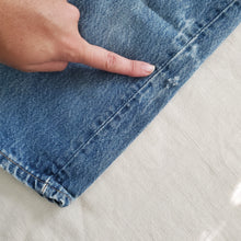 Load image into Gallery viewer, Vintage Levi&#39;s 501 Fit Jeans 2t
