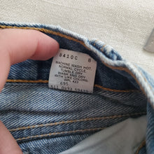 Load image into Gallery viewer, Vintage Levi&#39;s 501 Fit Jeans 2t
