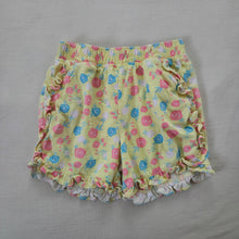 Load image into Gallery viewer, Vintage Yellow Rose Floral Shorts 4t

