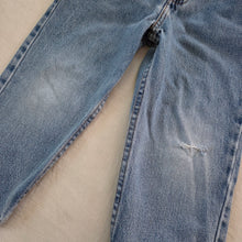 Load image into Gallery viewer, Vintage Levi&#39;s Cinched Waist Jeans 3t
