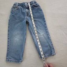 Load image into Gallery viewer, Vintage Levi&#39;s Cinched Waist Jeans 3t
