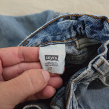 Load image into Gallery viewer, Vintage Levi&#39;s Cinched Waist Jeans 3t
