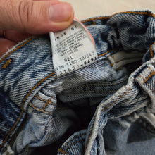 Load image into Gallery viewer, Vintage Levi&#39;s Cinched Waist Jeans 3t
