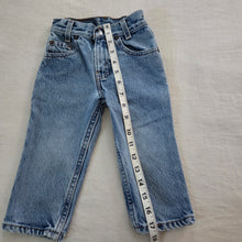 Load image into Gallery viewer, Vintage Levi&#39;s 550 Fit Jeans 2t SLIM
