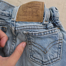 Load image into Gallery viewer, Vintage Levi&#39;s High Waisted Jeans 2t
