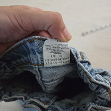 Load image into Gallery viewer, Vintage Levi&#39;s High Waisted Jeans 2t
