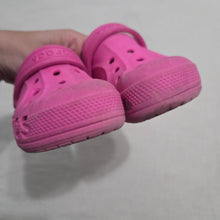 Load image into Gallery viewer, Crocs Pink Spellout Shoes toddler 11
