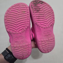 Load image into Gallery viewer, Crocs Pink Spellout Shoes toddler 11
