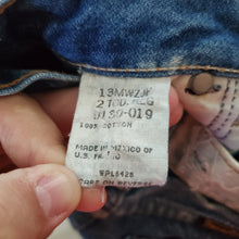 Load image into Gallery viewer, Vintage Wrangler Distressed Jeans 2t
