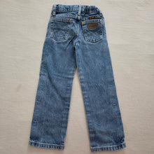 Load image into Gallery viewer, Older Wrangler Distressed Blue Jeans 5t SLIM
