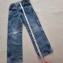 Load image into Gallery viewer, Older Wrangler Distressed Blue Jeans 5t SLIM

