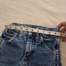 Load image into Gallery viewer, Older Wrangler Distressed Blue Jeans 5t SLIM
