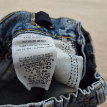 Load image into Gallery viewer, Older Wrangler Distressed Blue Jeans 5t SLIM

