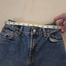 Load image into Gallery viewer, Vintage Levi&#39;s 526 Fit Jeans kids 7
