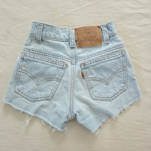 Load image into Gallery viewer, Vintage Levi&#39;s 550 Fit Cutoff Jean Shorts Orange Tab 5t
