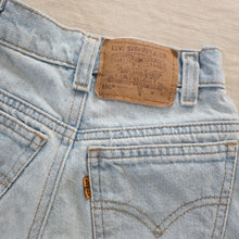 Load image into Gallery viewer, Vintage Levi&#39;s 550 Fit Cutoff Jean Shorts Orange Tab 5t
