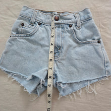 Load image into Gallery viewer, Vintage Levi&#39;s 550 Fit Cutoff Jean Shorts Orange Tab 5t
