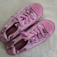 Load image into Gallery viewer, Converse Glimmery Pink No-Tie Shoes kids 1
