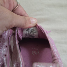Load image into Gallery viewer, Converse Glimmery Pink No-Tie Shoes kids 1
