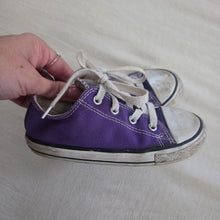 Load image into Gallery viewer, Converse Purple Lowtop Shoes kids 10
