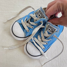 Load image into Gallery viewer, Converse Blue Lowtop Shoes toddler 7
