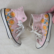 Load image into Gallery viewer, Converse Sunflower Pink Hightops kids 12
