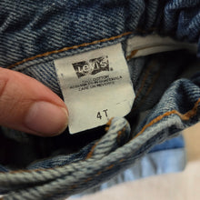 Load image into Gallery viewer, Vintage Levi&#39;s High Waisted Jean Shorts 4t
