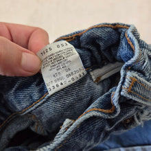 Load image into Gallery viewer, Vintage Levi&#39;s High Waisted Jean Shorts 4t
