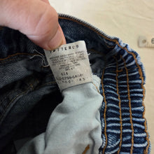 Load image into Gallery viewer, Vintage Levi&#39;s 566 Fit Orange Tab 18-24 months
